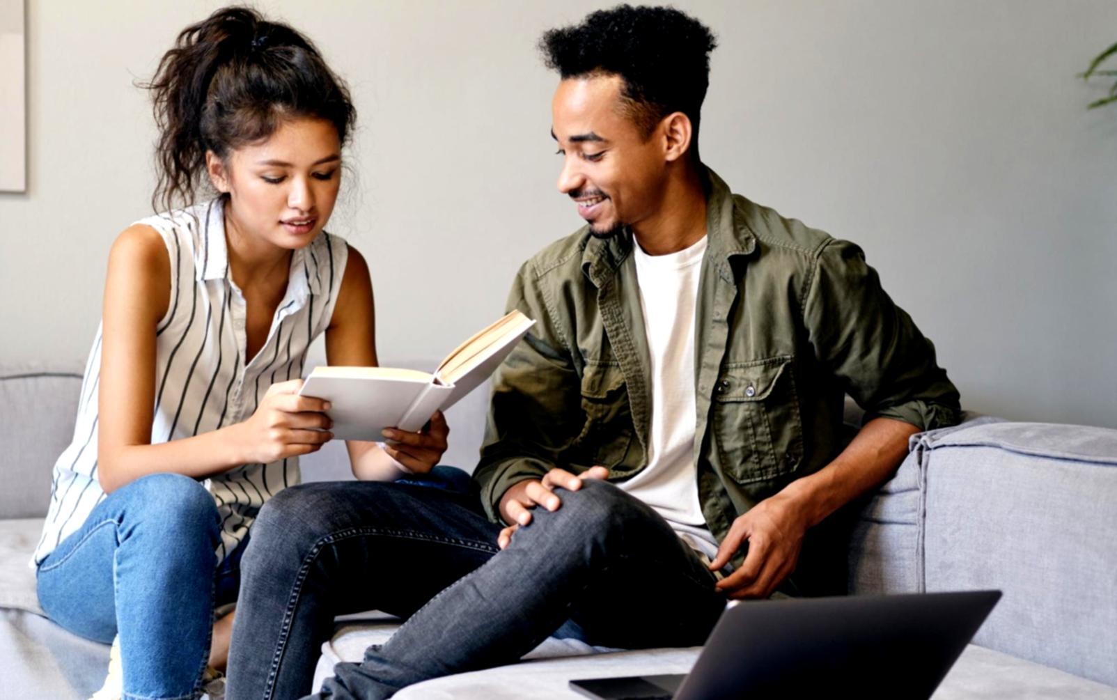 Teilnehmer arbeiten gemeinsam an Finanzanalysen in modernem Schulungsraum