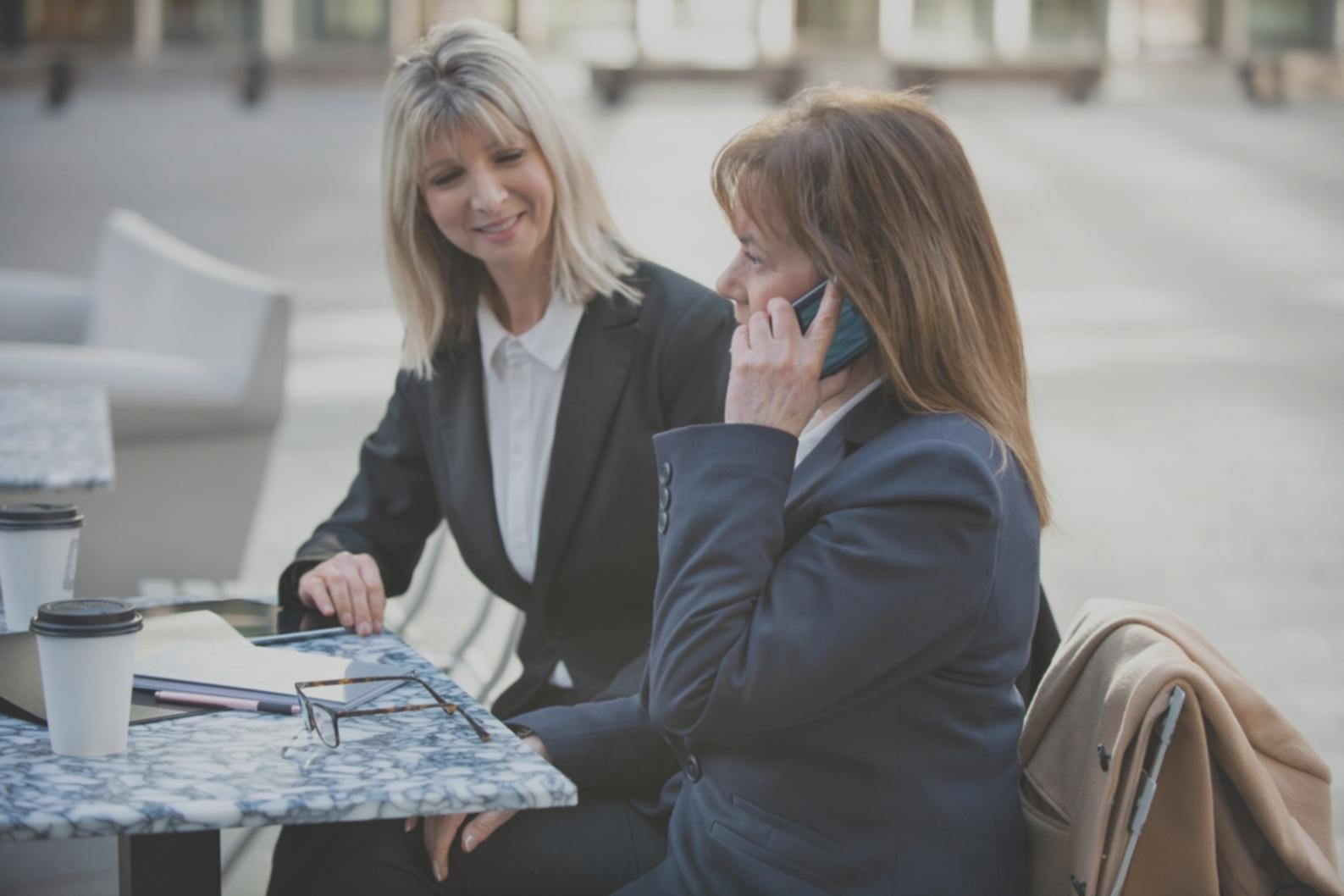 Dozent erklärt Finanzkennzahlen an interaktivem Whiteboard während Workshop
