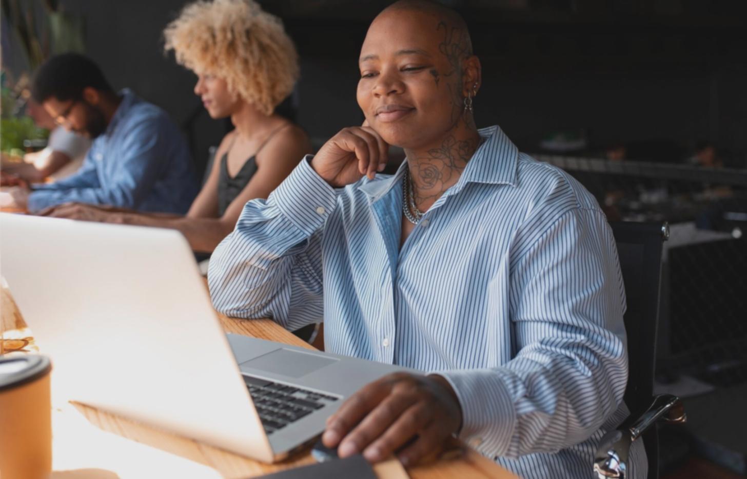 Kursteilnehmer diskutieren Finanzstrategien in kollegialer Atmosphäre